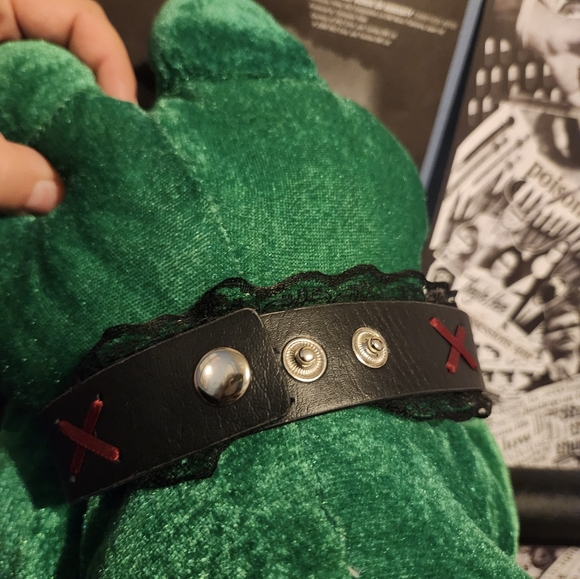 Hot Topic Black & Red Ribbon X Lacey PVC Faux Leather Choker - Picture 3 of 5